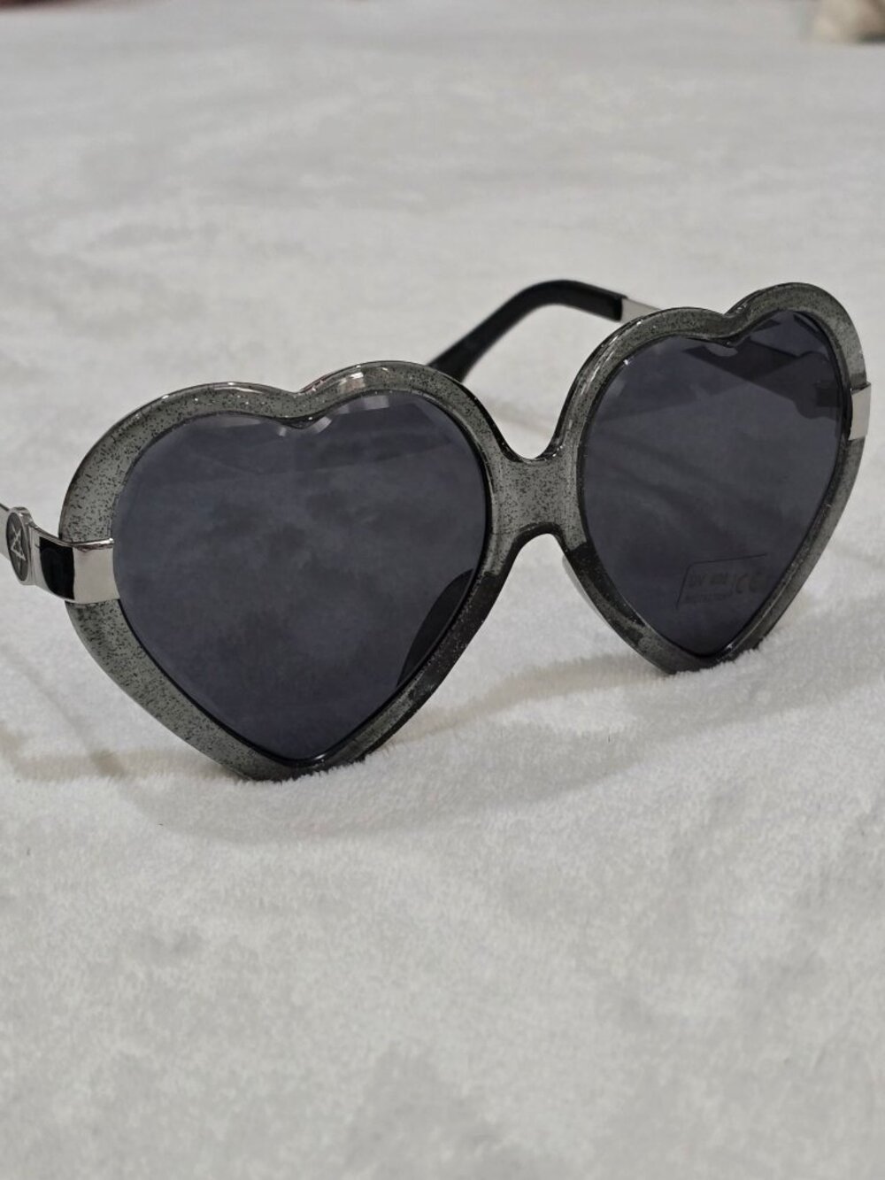 Killstar ✦ Disco Enfer Sunglasses ✦ Black Glitter Heart Frame w/ Pentagram Arms - Picture 7 of 12